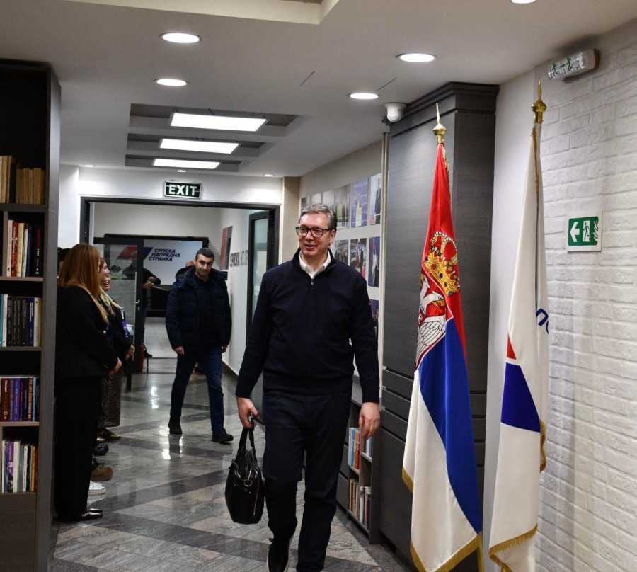 Vučić u štabu SNS-a; Kratko se oglasio nakon zatvaranja biračkih mesta FOTO