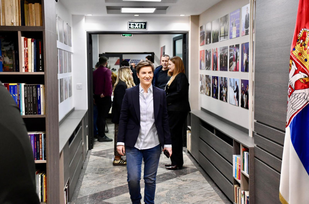 Ana Brnabić stigla u štab SNS-a FOTO
