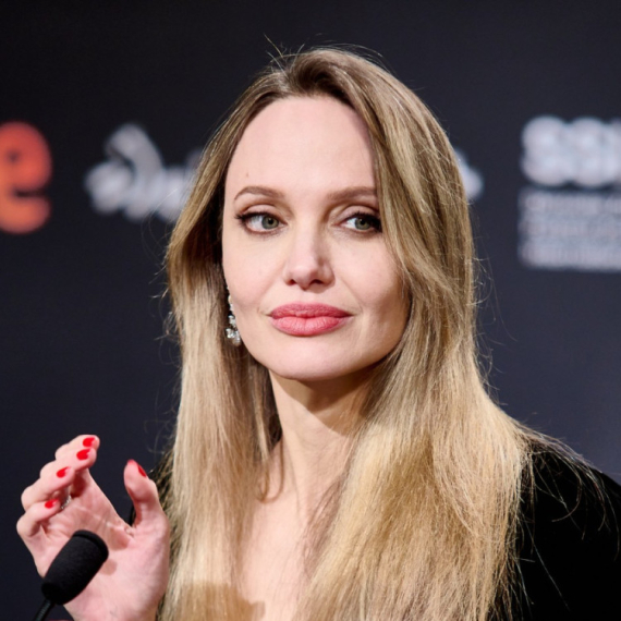 Anđelina Džoli u zagrljaju slavnog Francuza: Mnogi sumnjaju na jedno FOTO/VIDEO