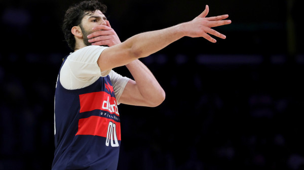 Tristan ubacio 14p Lejkersima – Lebron tripl-dablom nadoknadio izostanak Dončića VIDEO