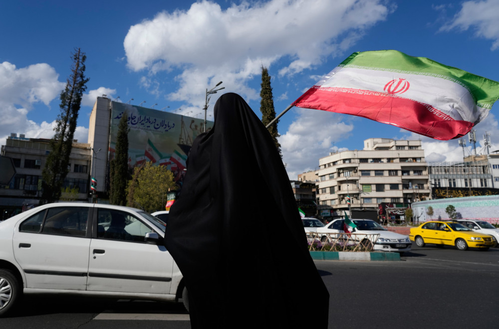 Trump's ultimatum sparks chaos: Iranians form a "human shield" on bridges VIDEO