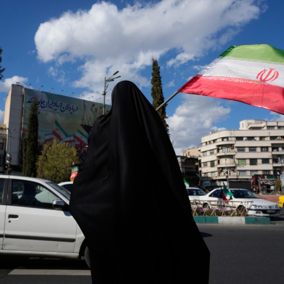 Trump's ultimatum sparks chaos: Iranians form a "human shield" on bridges VIDEO