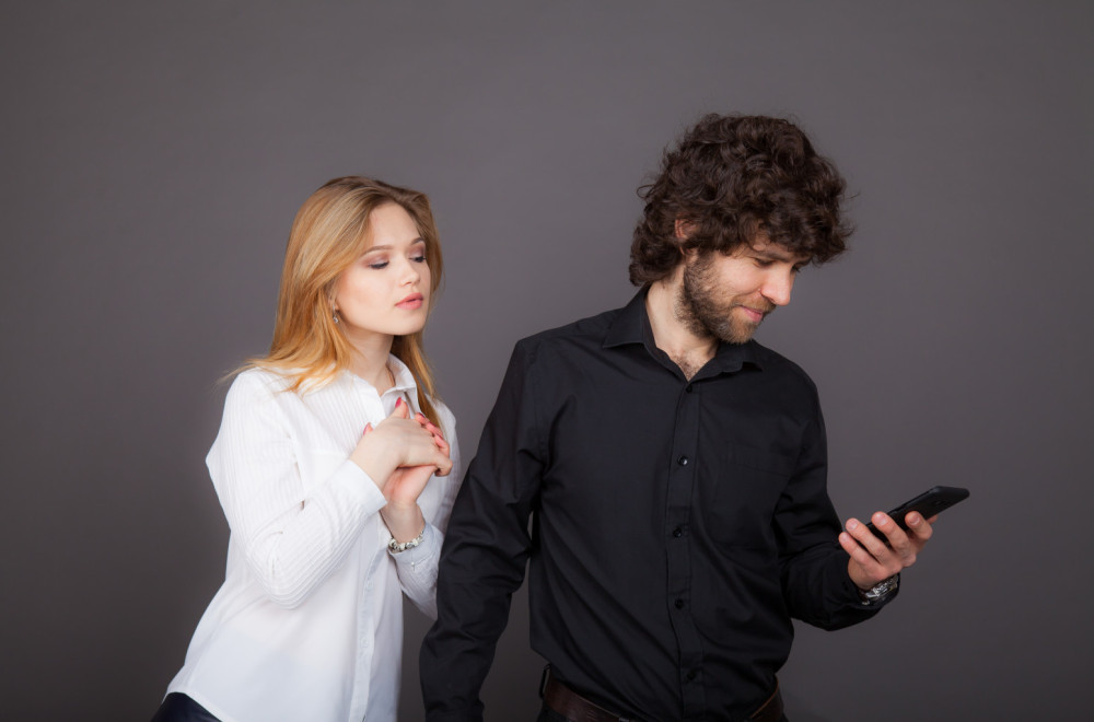 Više od polovine ljudi vam "bulji" u telefon, a evo i šta najviše gledaju