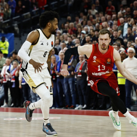 Fener u slobodnom padu – Pešićev čas Jasikevičusu