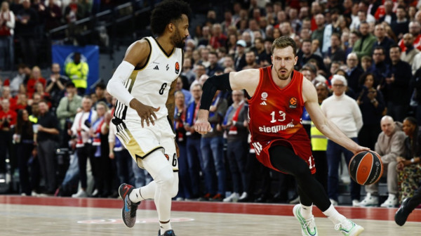 Fener u slobodnom padu – Pešićev čas Jasikevičusu