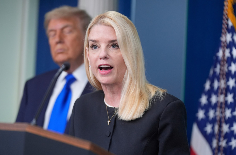 Tramp smenio državnu tužiteljku Pam Bondi: Epstajn presudio?