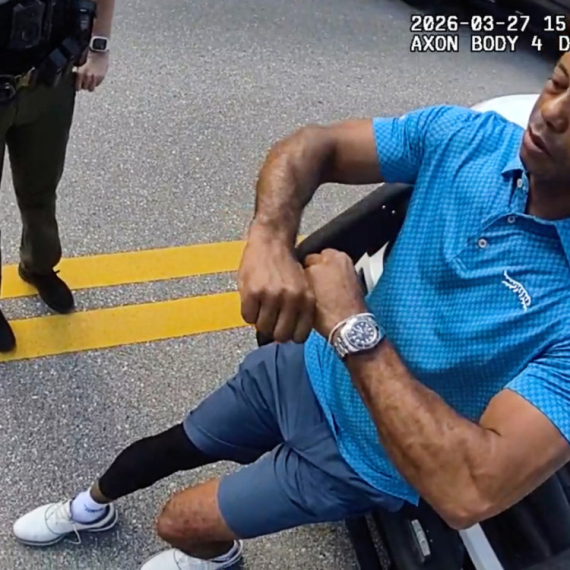 Šok snimak hapšenja slavnog golfera: Tajger Vuds jedva stoji, pa zaspao u policijskom autu FOTO/VIDEO