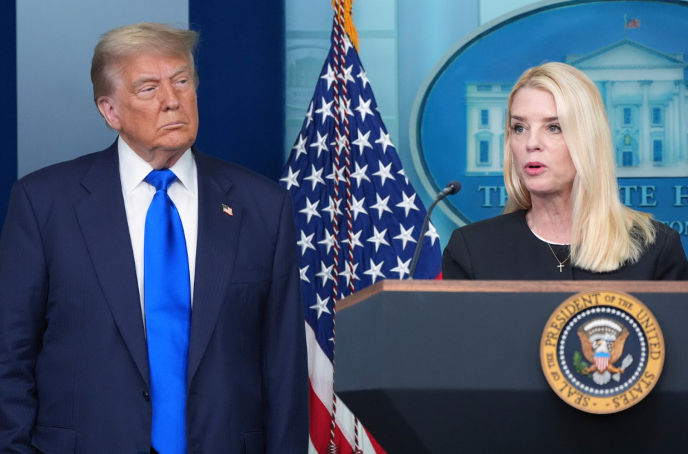 Burno u Beloj kući: Pam Bondi molila Trampa da zadrži posao? Epstajn i demokrate joj "došli glave"?