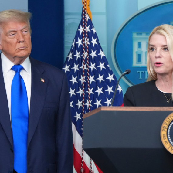 Burno u Beloj kući: Pam Bondi molila Trampa da zadrži posao? Epstajn i demokrate joj "došli glave"?