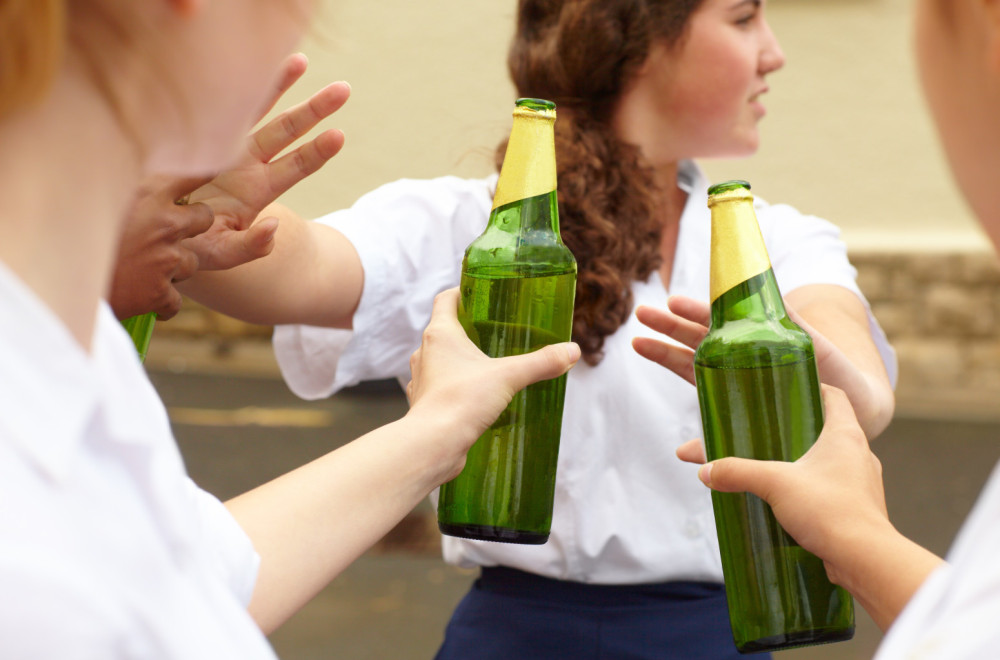 Alkoholizam kod dece počinje već u osnovnoj školi; Deca kupuju i vejpove VIDEO
