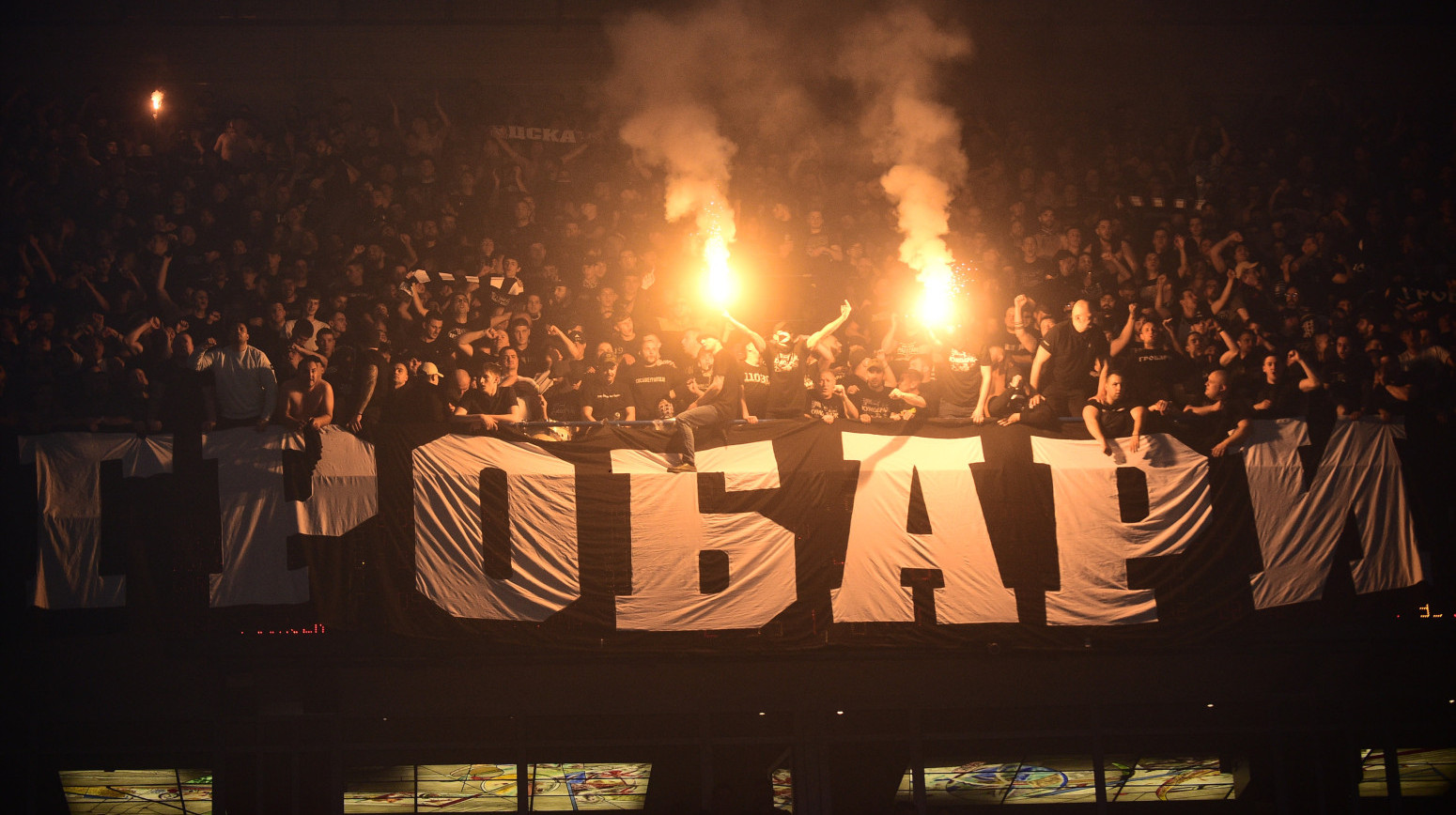 "Grobari" pulled the players out of the bus! VIDEO