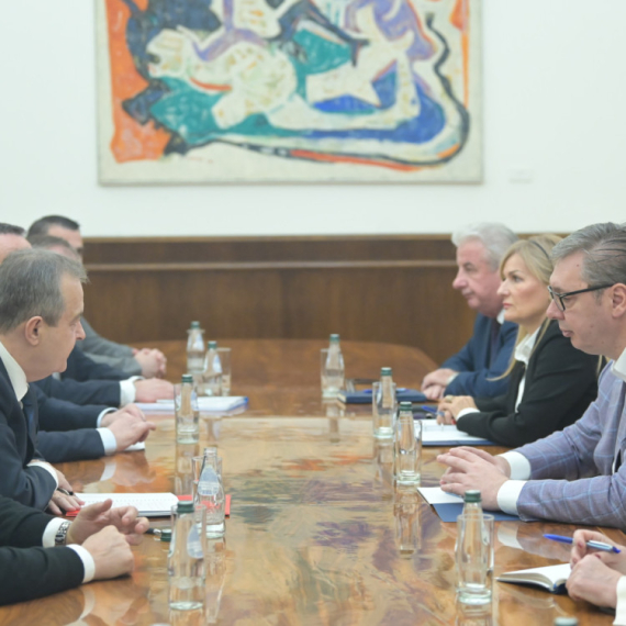 Vučić završio konsultacije sa strankama; Obratiće se medijima