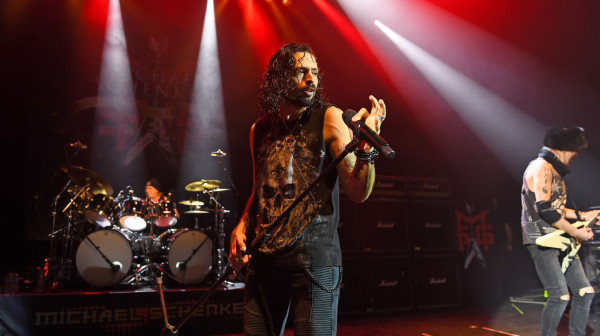 Roni Romero nastupa na koncertu "Rock Symphony" u Novom Sadu