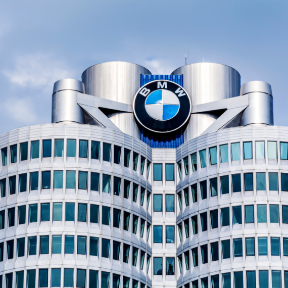 Ovako se ide u penziju: Pogledajte šta je BMW poklonio svom zaposlenom VIDEO