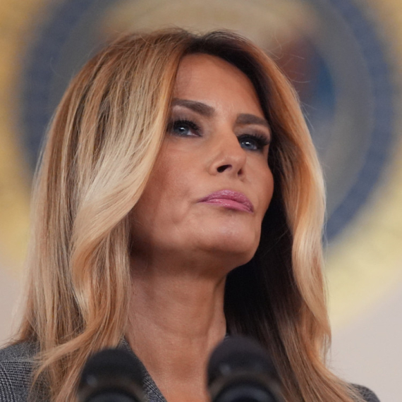 Ko je Amanda Ungaro koja žustro preti Melaniji Tramp: "Srušiću ceo tvoj korumpirani sistem!" FOTO
