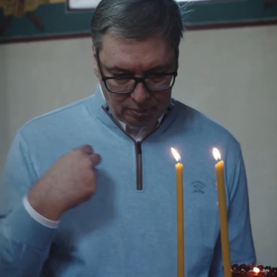 Vučić: "U porodici je naša snaga. Srbija je naša porodica"; "Samo sloga Srbina spasava" VIDEO