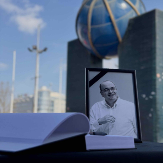 Knjiga žalosti ispred Arene – za Duška Vujoševića FOTO