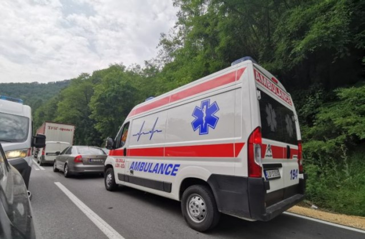 Prevrnut automobil nasred auto-puta kod Beograda