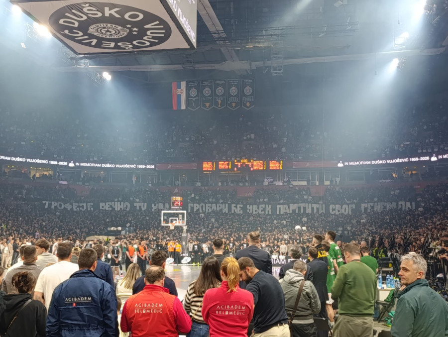 Tuga i suze u Areni – Partizan i grobari se oprostili od Duška Vujoševića VIDEO