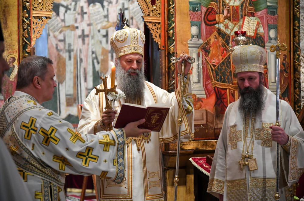 Patrijarh Porfirije služio liturgiju u Pećkoj patrijaršiji; Prisustvovao veliki broj vernika sa KiM FOTO