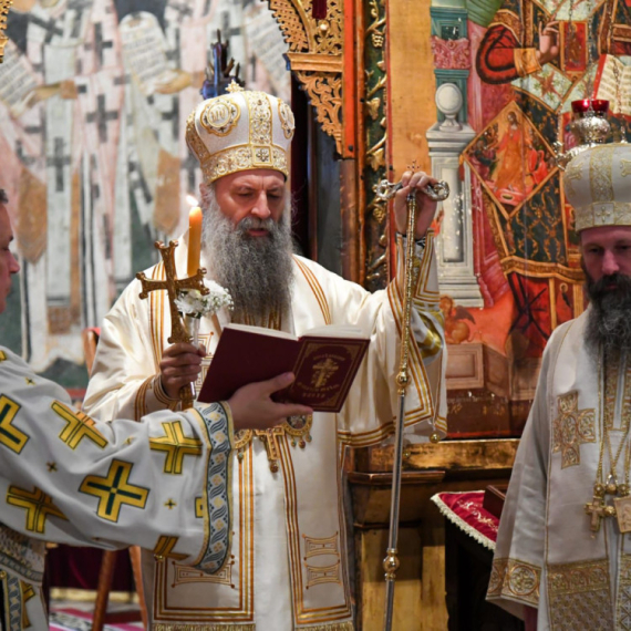 Patrijarh Porfirije služio liturgiju u Pećkoj patrijaršiji; Prisustvovao veliki broj vernika sa KiM FOTO