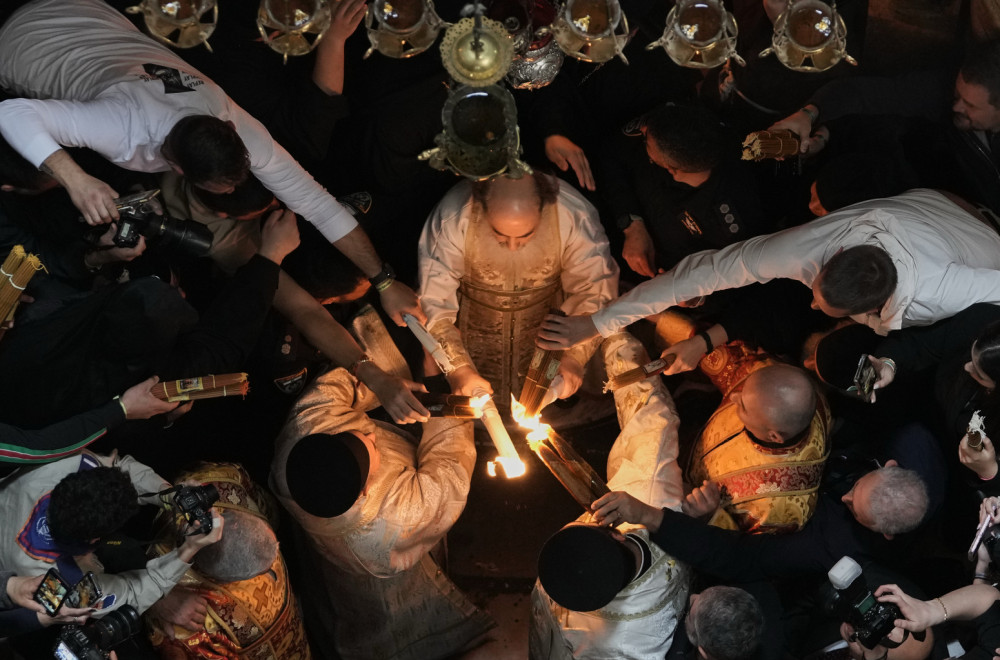 Blagodatni oganj sišao u Jerusalimu: Vernicima se deli plamen večeras u Hramu Svetog Save FOTO/VIDEO