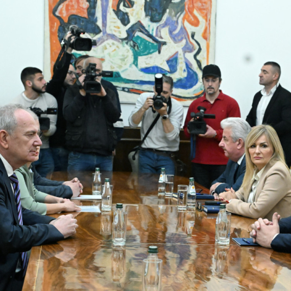 Nastavljene konsultacije; Vučić: Razgovarao sa Ruskom strankom; U toku je sastanak sa Jedinstvenom Srbijom