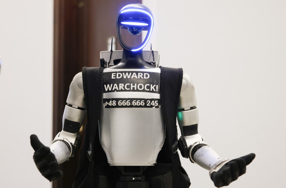 Hit snimak iz Poljske: Robot "jurio" divlje svinje po parkingu VIDEO