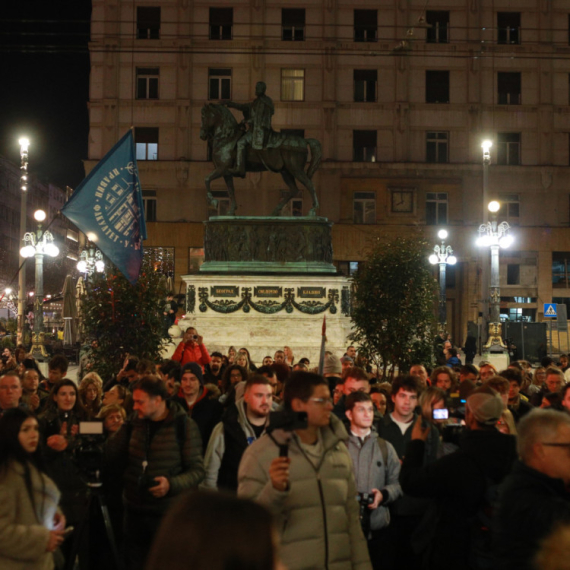 Skandalozno; Studenti blokaderi veruju kriminalcu: Bodre ga i veličaju, ovo su njihove poruke FOTO