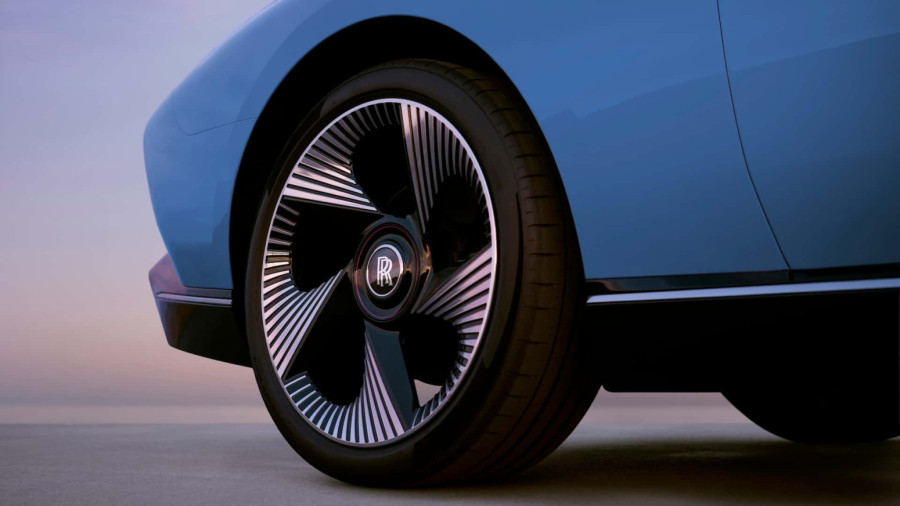 Rolls-Royce predstavio najluksuzniji kabriolet godine: Samo 100 primeraka za odabrane FOTO