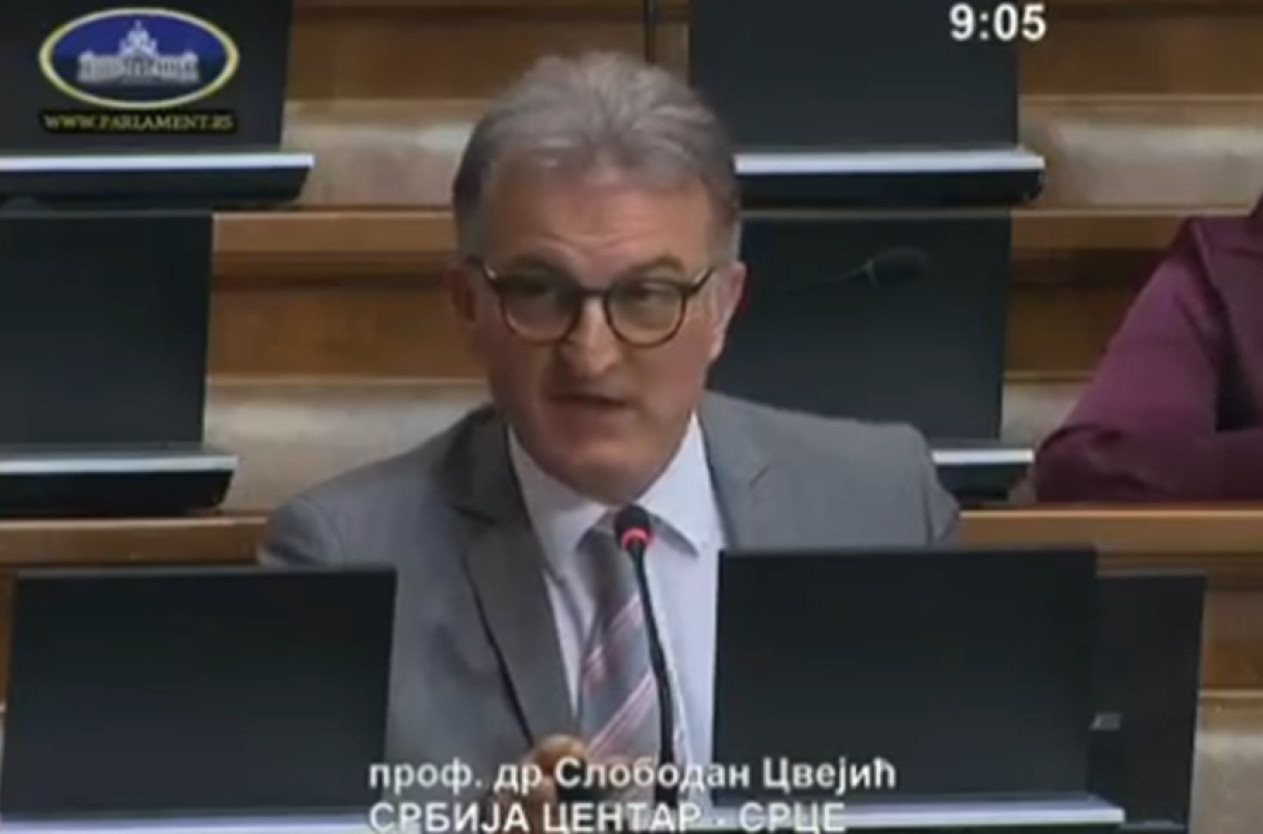 Opozicija usred Skupštine hvali Vučićevu ekonomsku politiku; Čita podatke crno na belo VIDEO