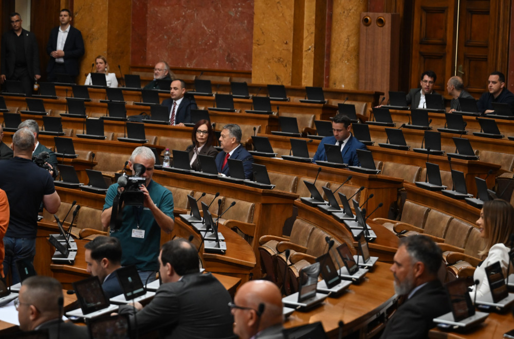 Poslanici završili rad, sednica se nastavlja sutra; Mrdić: "Važno za evropski put i interese Srbije"