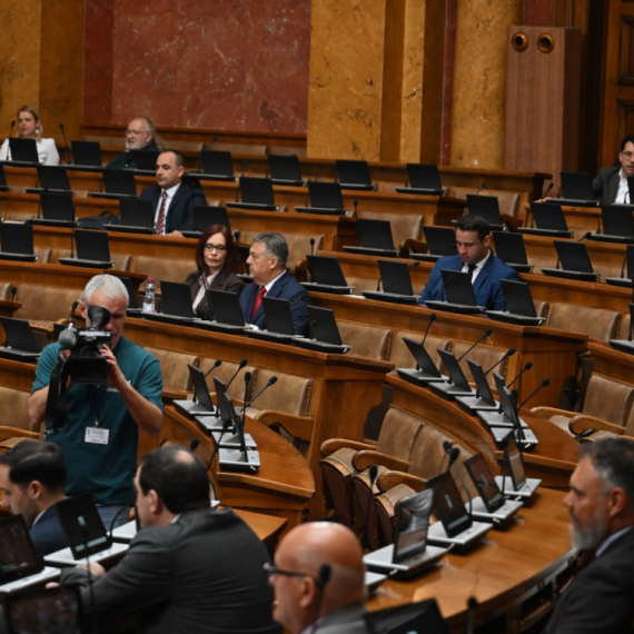 Poslanici završili rad, sednica se nastavlja sutra; Mrdić: "Važno za evropski put i interese Srbije"