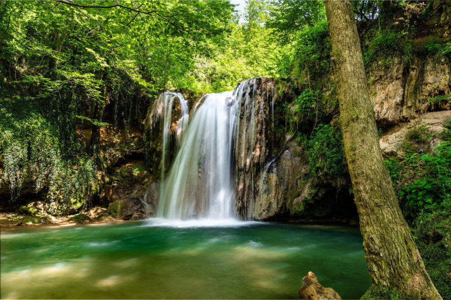 Ovo nije Bali – ovo je Srbija: Nestvaran vodopad i tirkizno jezero privlače sve veći broj turista FOTO