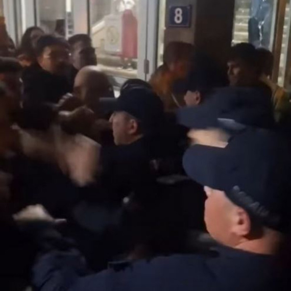 Oglasio se Medicinski fakultet: "Okupljeni ispred Dekanata ugrožavali živote članova Izborne komisije"