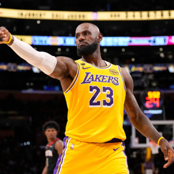 Kad nema Dončića, tu je Lebron – Lejkersi zaustavili "bejbi Jokića" VIDEO