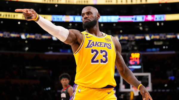 Kad nema Dončića, tu je Lebron – Lejkersi zaustavili "bejbi Jokića" VIDEO