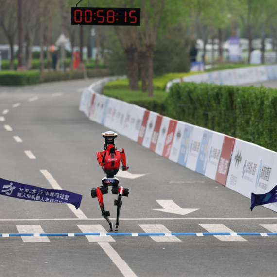 Robot trkač brži od pobednika Pekinškog maratona FOTO