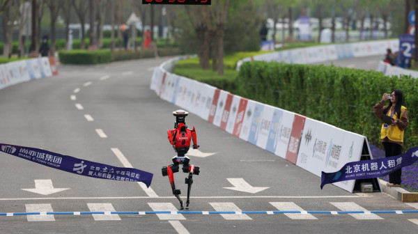 Robot trkač brži od pobednika Pekinškog maratona FOTO