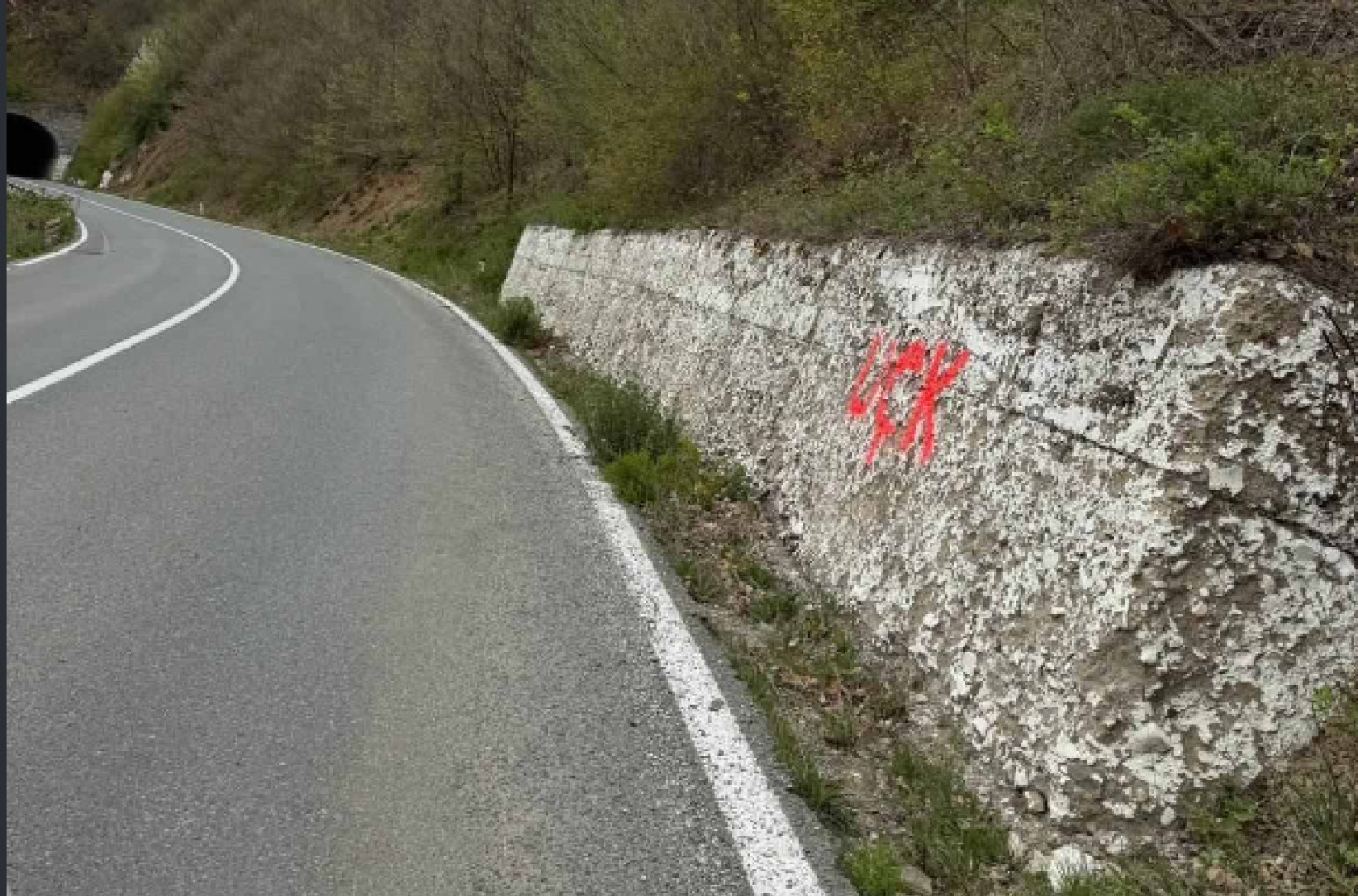 Još jedna u nizu provokacija Srba na KiM: Osvanuli novi UČK grafiti na putu ka jezeru Gazovde FOTO