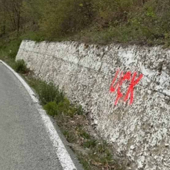 Još jedna u nizu provokacija Srba na KiM: Osvanuli novi UČK grafiti na putu ka jezeru Gazovde FOTO