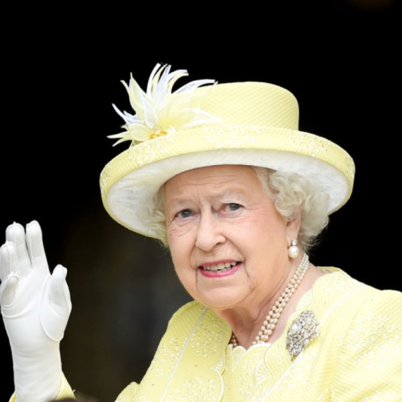 Na stogodišnjicu rođenja predstavljena skulptura Elizabete II: Kralj Čarls poslao jaku poruku VIDEO