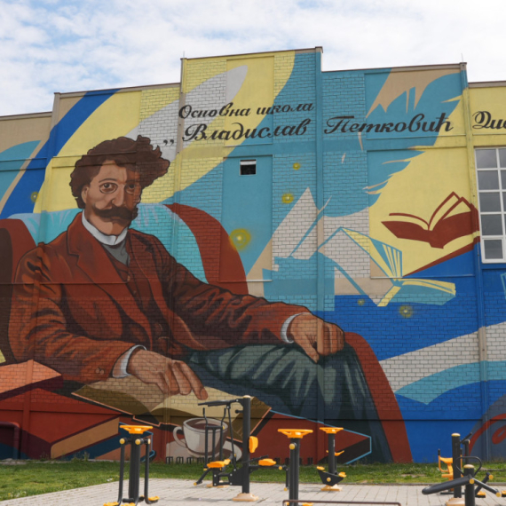 Oslikan mural čuvenog pesnika na zidu škole: Dis se smeši sa skoro 400 kvadrata