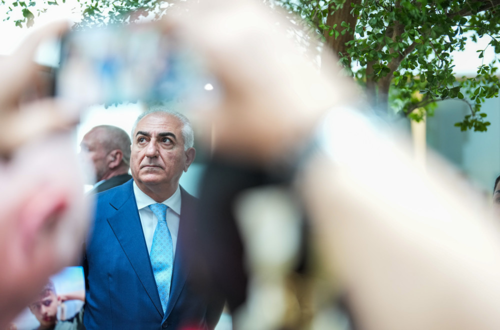 Pahlavi šokirao: Nakon napada crvenom tečnošću, govorio iz "staklenog oklopa" VIDEO