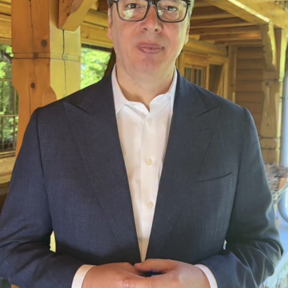 Vučić: "Podelili smo 6.645 kredita za mlade"; "Predlažem da povećamo iznos za još 300 miliona evra" VIDEO