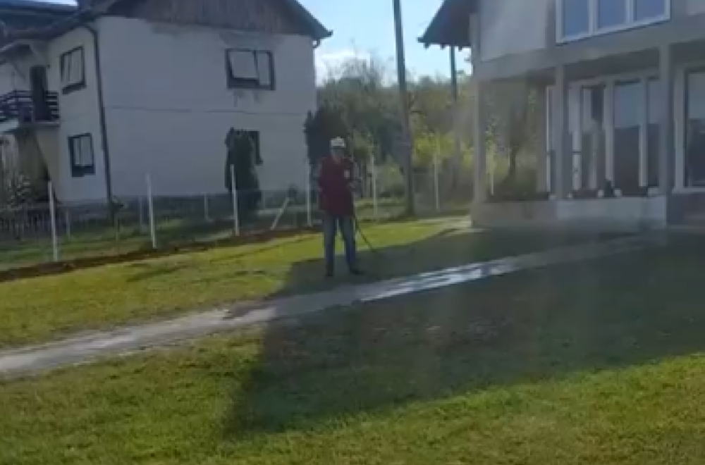 Vitanovac je uz Vučića; Meštanin poručio: "On je otac nacije, pomaže svima. Obožavamo ga" VIDEO