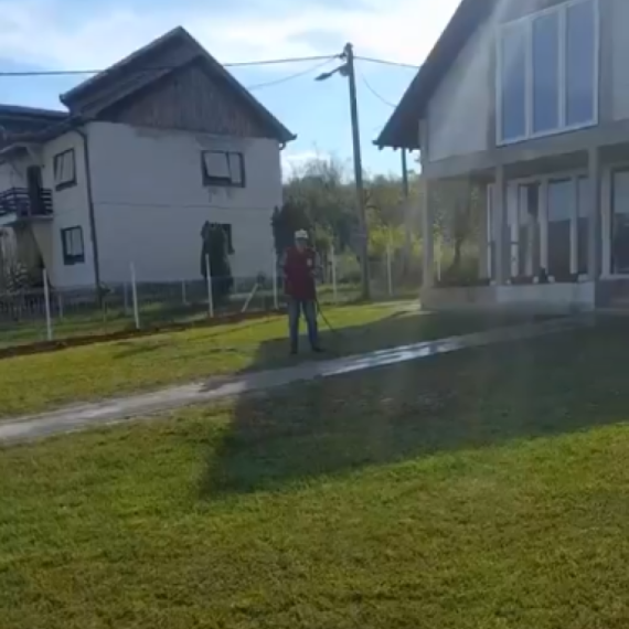 Vitanovac je uz Vučića; Meštanin poručio: "On je otac nacije, pomaže svima. Obožavamo ga" VIDEO