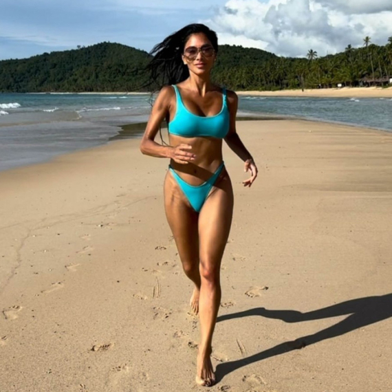 Zbog serije seksi fotografija najzgodnije pevačice svi jedva čekaju leto FOTO