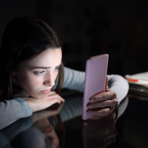 Udar na TikTok i Instagram: Uvodi se "policijski čas" za mlade – evo šta se menja