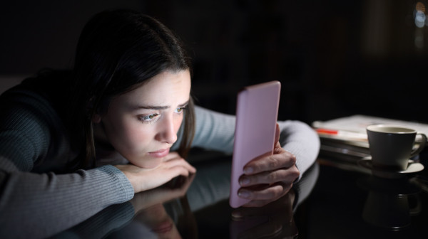 Udar na TikTok i Instagram: Uvodi se "policijski čas" za mlade – evo šta se menja